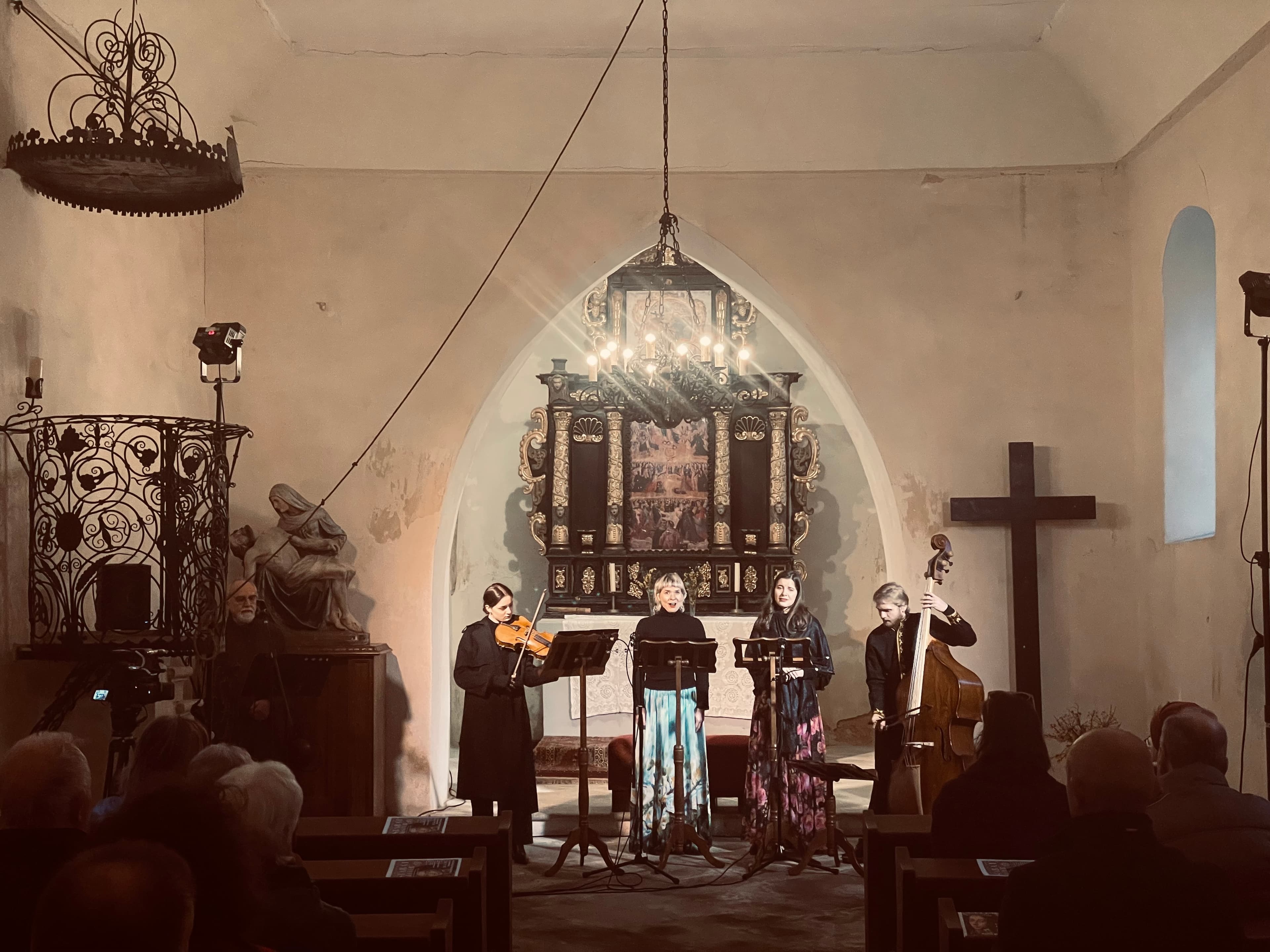 Působivý koncert z cyklu vážně? v jedné z nejvzácnějších, nejkrásnějších a nejzanedbanějších památek ve městě – v kostelíku Všech Svatých.