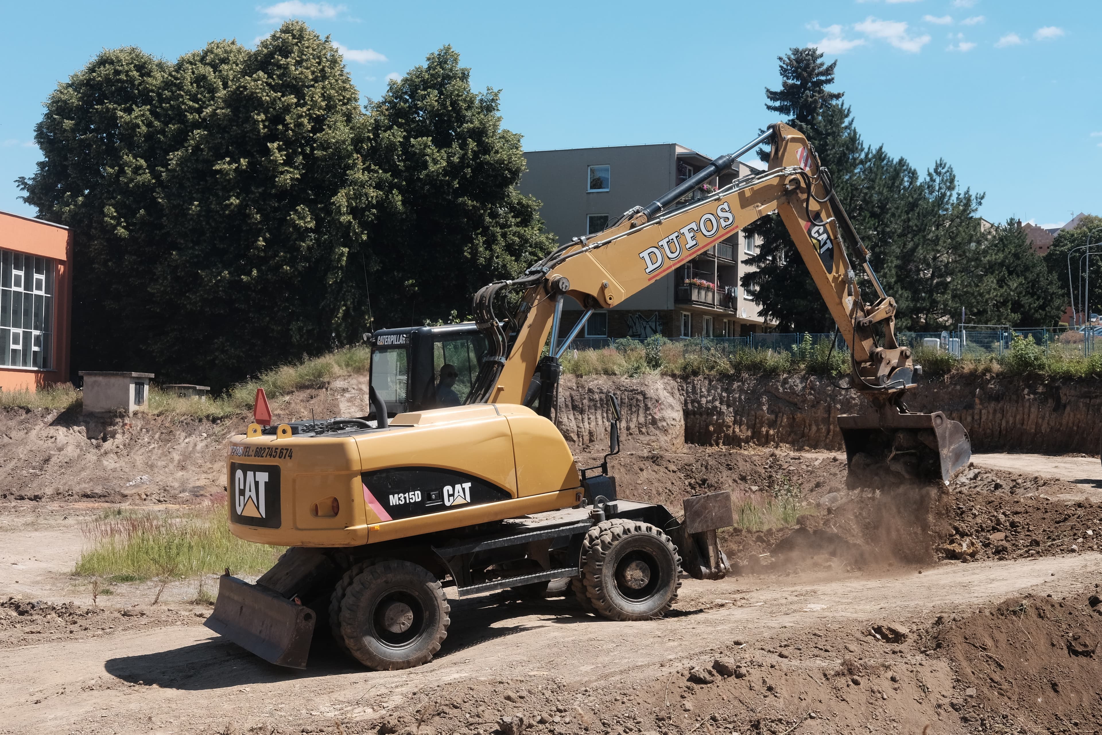 Bagr na staveništi Centra polytechnické výchovy, jedné z mála veřejných staveb v moderní historii Boskovic (2018)