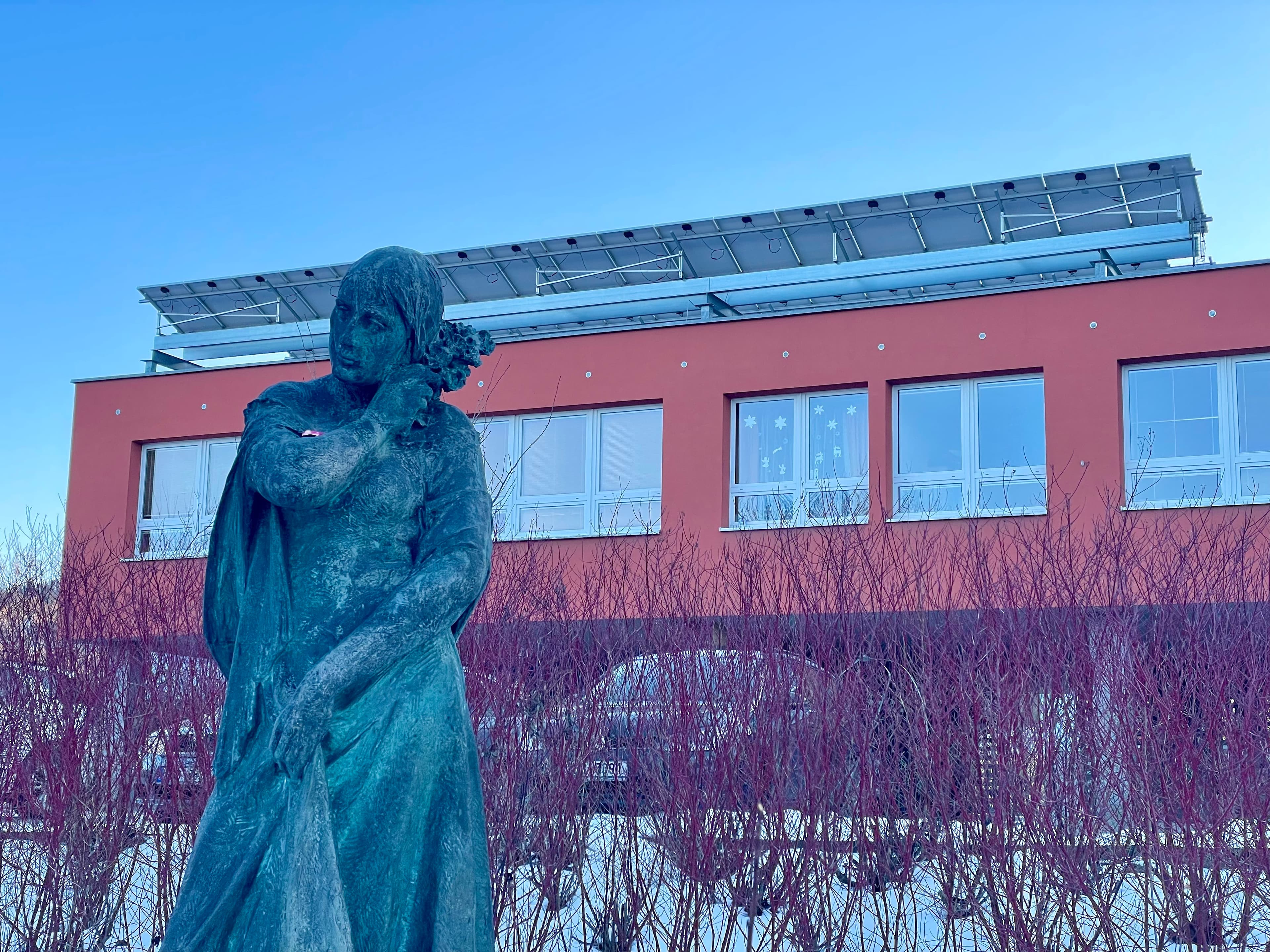 Socha Boženy Němcové před základní školou Sušilova